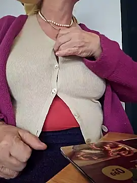 Snapshot of MucMilf59 chatting on December 1, 2025, 11:00 am MucMilf59 online show from December 1, 2025, 11:00 am