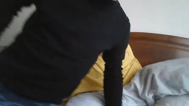 Snapshot of CarlosRocha73 chatting on April 15, 2026, 11:05 am CarlosRocha73 online show from April 15, 2026, 11:05 am