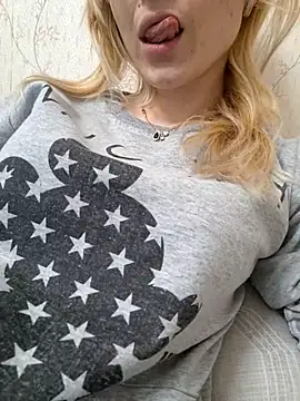 YogisticJuli666 online show from March 4, 2025, 10:24 am