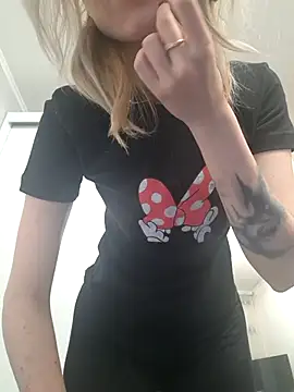 YogisticJuli666 online show from September 19, 2025, 5:00 am