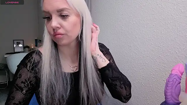 Snapshot of MIA-XXX chatting on February 5, 2026, 11:17 am MIA-XXX online show from February 5, 2026, 11:17 am