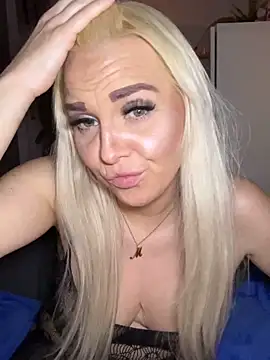 Snapshot of MIA-XXX chatting on December 21, 2025, 8:42 pm MIA-XXX online show from December 21, 2025, 8:42 pm