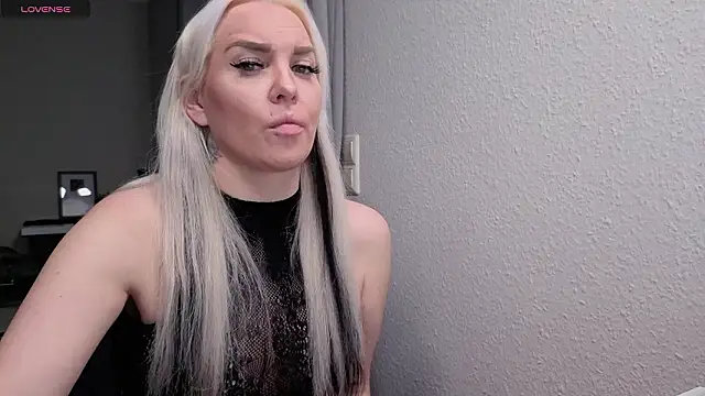 Snapshot of MIA-XXX chatting on February 2, 2026, 7:18 am MIA-XXX online show from February 2, 2026, 7:18 am