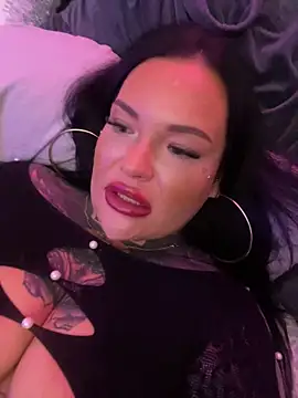 Snapshot of _MelinaCurves_ chatting on November 13, 2025, 8:24 pm MelinaCurves online show from November 13, 2025, 8:24 pm