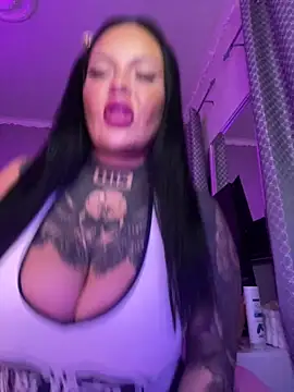 Snapshot of _MelinaCurves_ chatting on April 28, 2026, 8:13 pm MelinaCurves online show from April 28, 2026, 8:13 pm