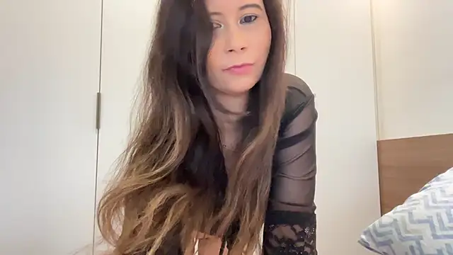 Leilacharlotte online show from July 6, 2026, 12:45 pm