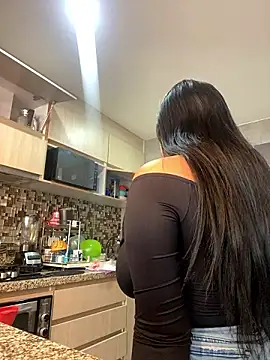 emilyjohanson online show from December 3, 2024, 3:28 pm