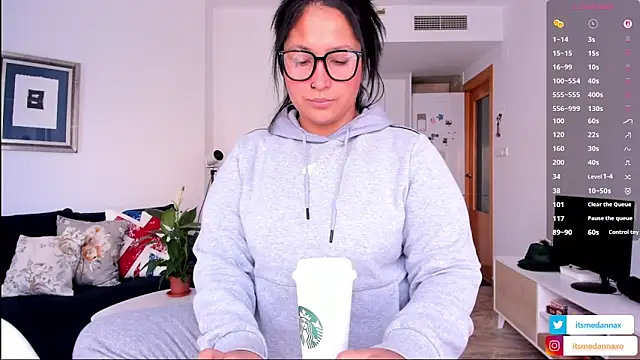 DannaaMeliza online show from November 14, 2025, 10:52 am