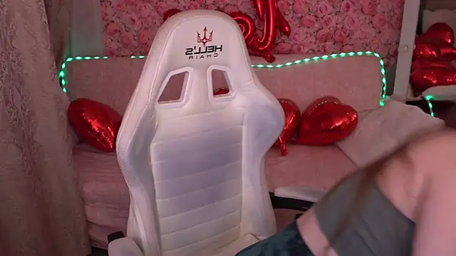 MiaRedFox online show from February 19, 2026, 6:43 am