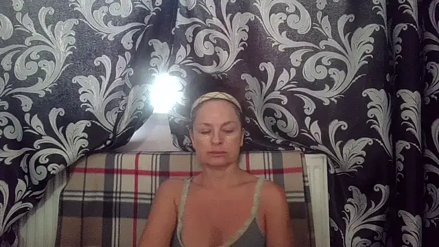 LindaStarS online show from July 18, 2026, 4:43 am