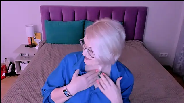 sabrinamacmarren online show from September 30, 2025, 4:02 pm