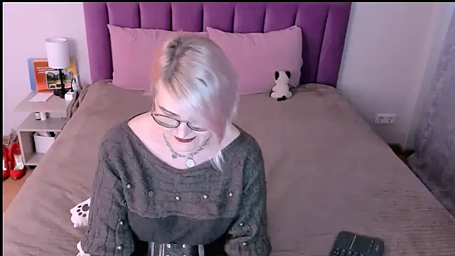 sabrinamacmarren online show from November 25, 2025, 12:49 pm