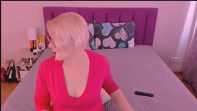 sabrinamacmarren online show from October 8, 2025, 12:07 pm