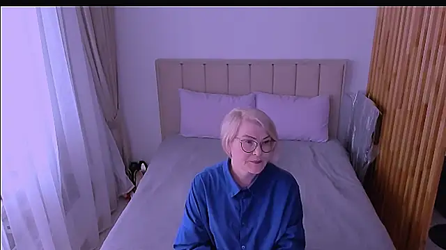 sabrinamacmarren online show from April 3, 2026, 7:59 am