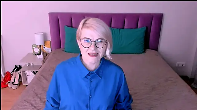 sabrinamacmarren online show from November 3, 2025, 3:26 pm