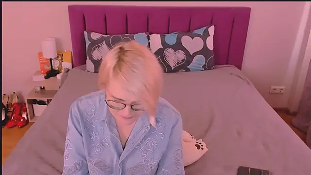 sabrinamacmarren online show from October 19, 2025, 1:25 pm