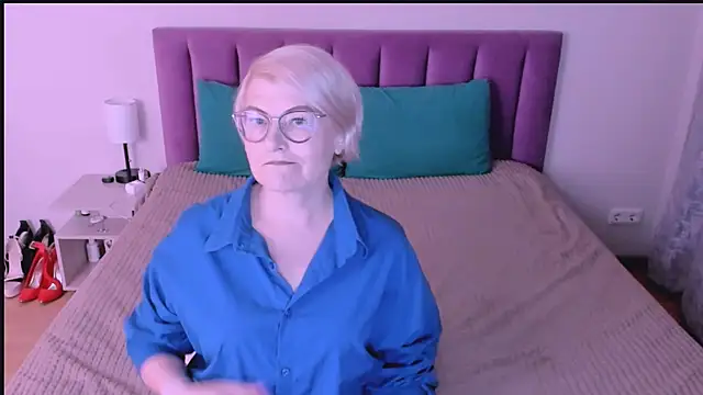 sabrinamacmarren online show from September 16, 2025, 4:52 pm