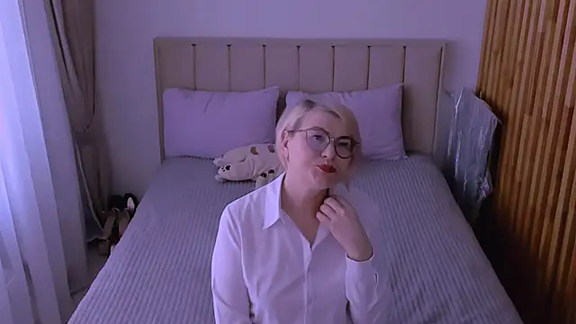 sabrinamacmarren online show from March 29, 2026, 8:27 am