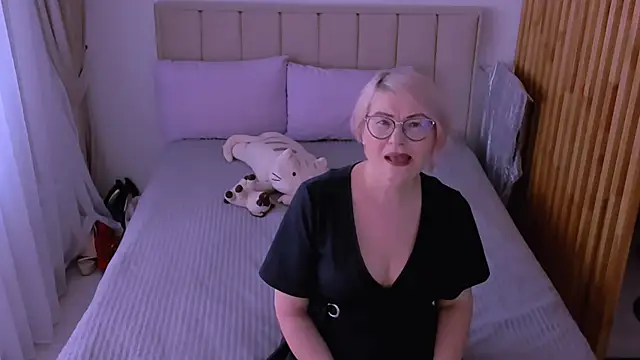 sabrinamacmarren online show from March 22, 2026, 9:44 am