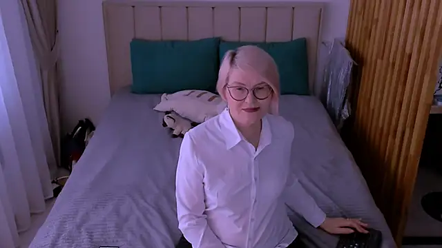 sabrinamacmarren online show from March 11, 2026, 2:22 pm