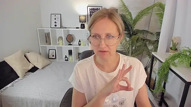 Paris Cherry online show from September 28, 2025, 8:05 pm