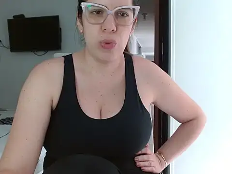 Snapshot of ashlymoon chatting on May 7, 2026, 4:54 pm ashlymoon online show from May 7, 2026, 4:54 pm