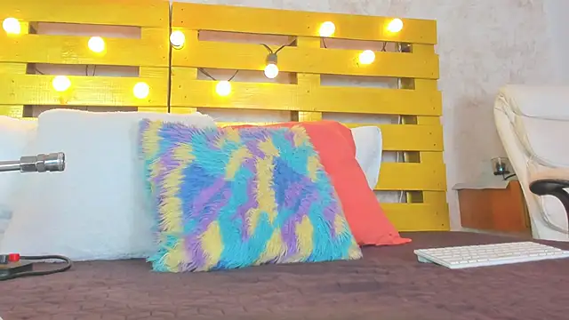 cristinapuerta  online show from October 5, 2025, 11:34 am