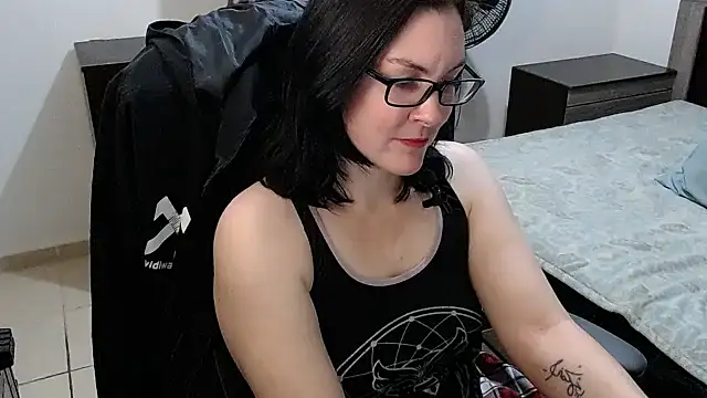 Snapshot of DesreRose chatting on November 18, 2025, 11:48 pm DesreRose online show from November 18, 2025, 11:48 pm