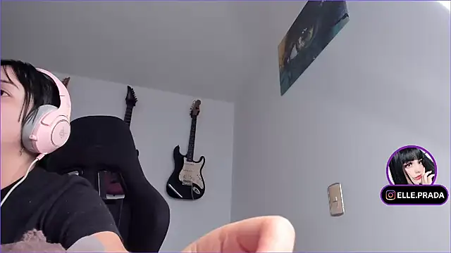 Elle online show from March 18, 2025, 8:37 pm