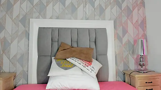 Princsgirl  online show from November 4, 2025, 7:39 pm