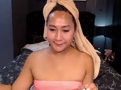 HOTTESTCANDYTS online show from April 18, 2026, 9:33 am