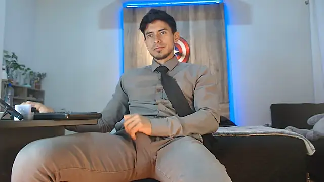 Andrew 4  online show from November 18, 2025, 4:38 am