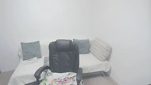 erikaerika online show from October 2, 2025, 7:56 am