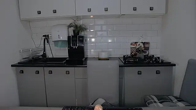 erikaerika online show from September 19, 2025, 8:18 am