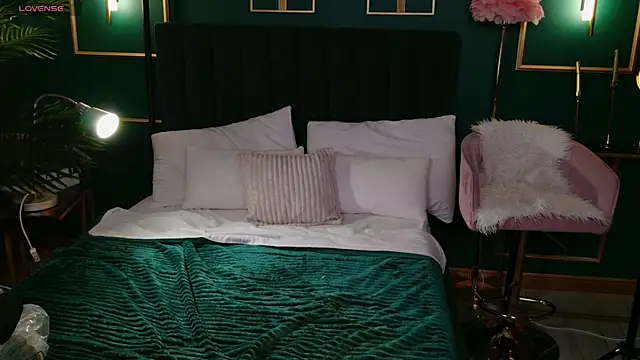 Snapshot of Eille_Elfie chatting on September 22, 2025, 5:02 am Eille Elfie online show from September 22, 2025, 5:02 am