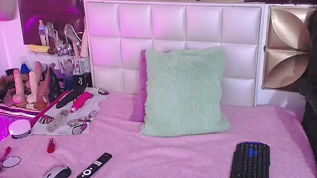 VIKY HOTT online show from September 16, 2025, 12:00 am