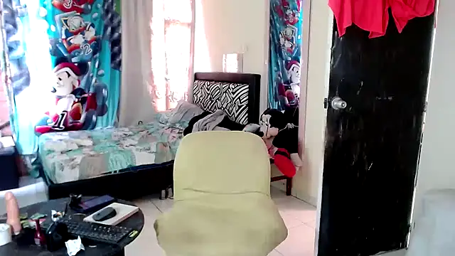 Sashaferrari2000 online show from November 3, 2025, 3:26 pm