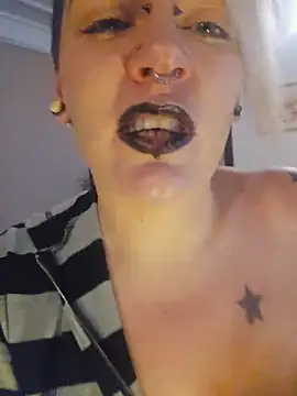 Snapshot of PinkTheHawk chatting on October 16, 2025, 9:39 am PinkTheHawk online show from October 16, 2025, 9:39 am