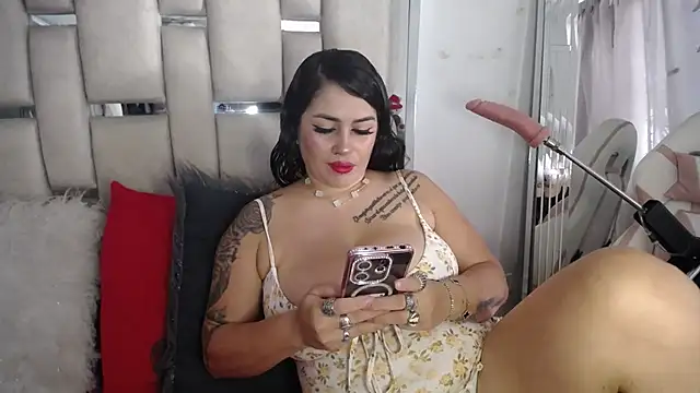 chelaqueen  online show from October 10, 2025, 8:42 pm