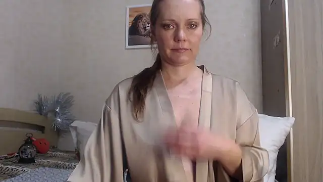 Snapshot of SheLion chatting on December 8, 2024, 3:56 pm SheLion online show from December 8, 2024, 3:56 pm