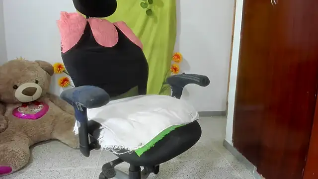 janelleritz online show from October 9, 2025, 7:42 am