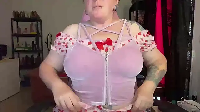 Snapshot of kisicaxx chatting on July 10, 2026, 5:24 pm kisicaxx online show from July 10, 2026, 5:24 pm