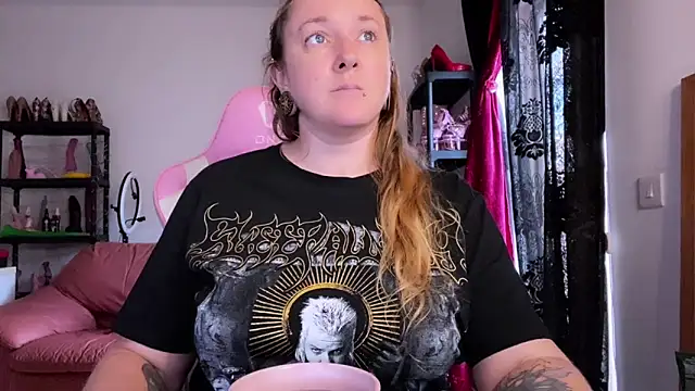 kisicaxx online show from November 3, 2025, 3:15 pm