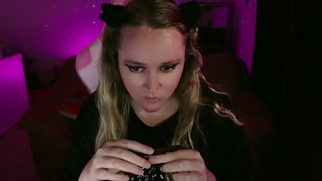 kisicaxx online show from March 12, 2025, 5:28 pm