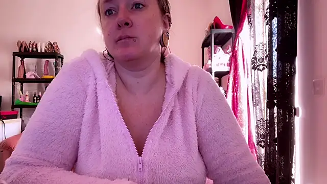 kisicaxx online show from November 4, 2025, 9:35 am