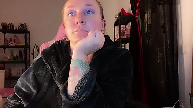 kisicaxx online show from November 25, 2025, 6:41 pm