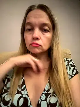 Snapshot of Susanel chatting on September 15, 2025, 4:40 pm Susanel online show from September 15, 2025, 4:40 pm