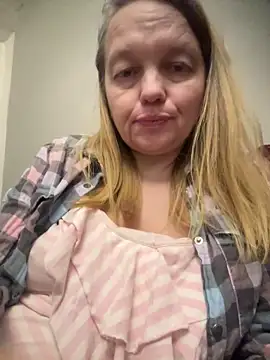 Snapshot of Susanel chatting on March 2, 2025, 3:52 pm Susanel online show from March 2, 2025, 3:52 pm