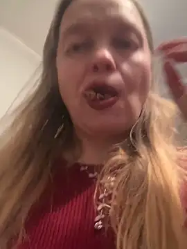 Snapshot of Susanel chatting on November 21, 2025, 4:39 pm Susanel online show from November 21, 2025, 4:39 pm