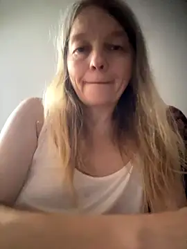 Snapshot of Susanel chatting on October 17, 2025, 9:12 am Susanel online show from October 17, 2025, 9:12 am